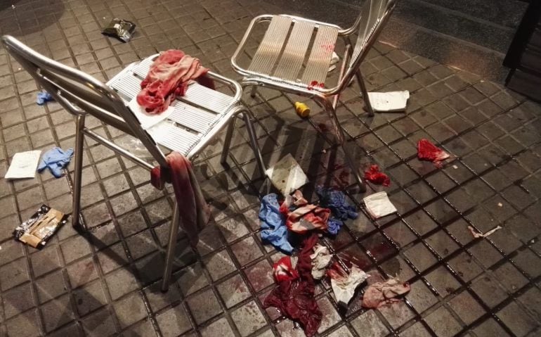La terrassa del bar Zurich, amb molta sang després de l'agressió d'un venedor ambulant a un turista nordamericà