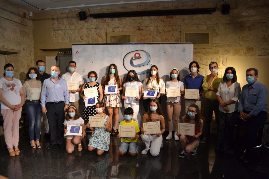 Foto de familia en la entrega de los premios del concurso #linareseduca