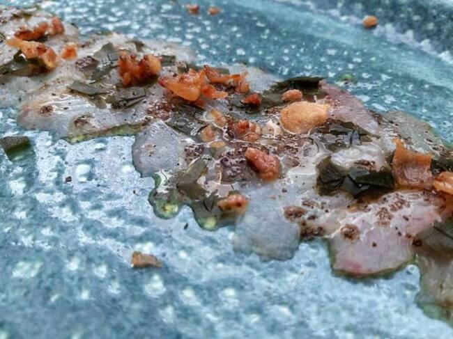 Carpaccio de moro negro con trufa, algas y panceta