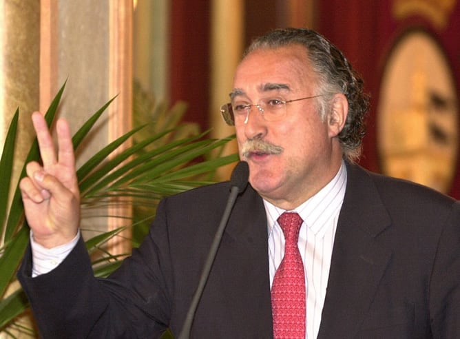 El alcalde de Bilbao, Iñaki Azkuna, durante la conferencia de prensa en la que reveló que padece un cáncer de próstata por lo que deberá quedarse al margen de la vida municipal para someterse a un tratamiento.