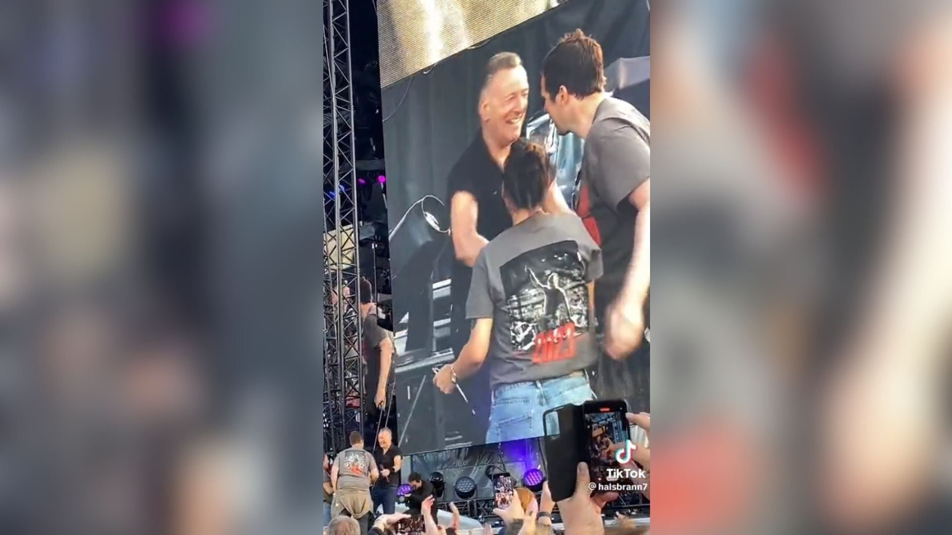 Bruce Springsteen felicitando a la pareja durante un concierto en Oslo, Noruega