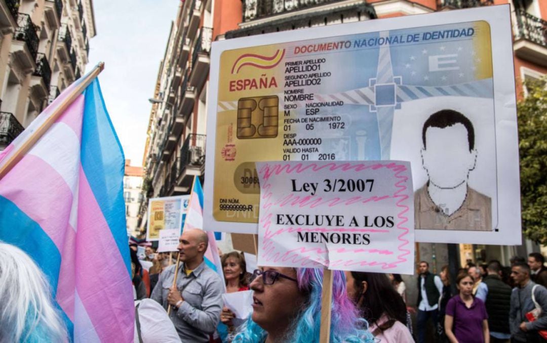 Manifestación a favor del cambio de registro de los menores trans