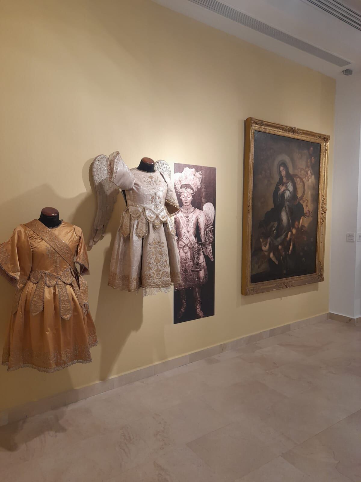 Piezas de la exposición Latría.