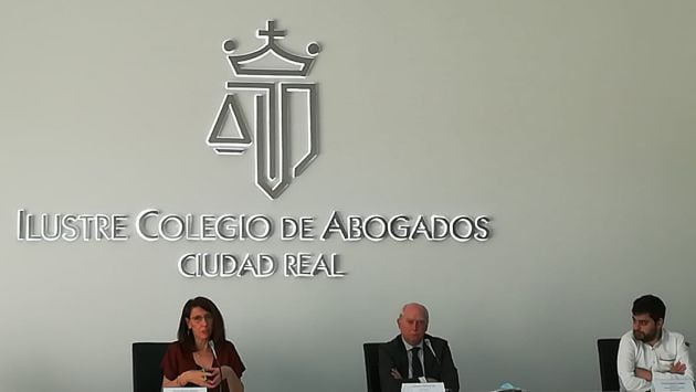 Elena Gómez Heredia, diputada responsable del Turno de Oficio del Colegio de Abogados, a la izquierda, junto al decano, Cipriano Arteche en el centro y Carlos Martín de la Asociación de Jóvenes Abogados