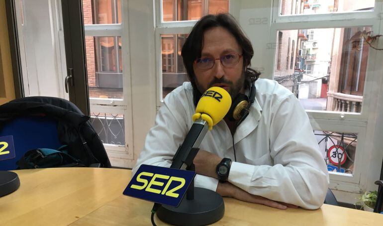 El escritor, Sergio Reyes, en los estudios de Radio Murcia