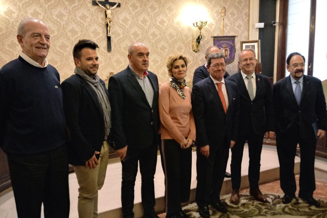 El presidente de la Diputación, César Rico (corbata roja) posa con los representantes de los Grupos de Acción Local