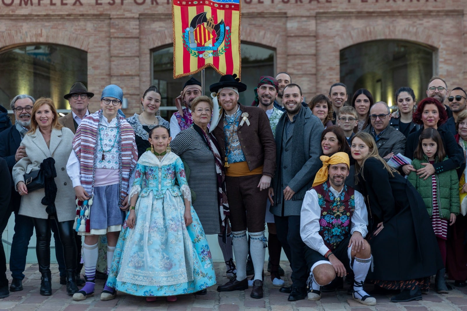 Raúl Puerta -en el centro de la imagen- acompañado de familiares, amigos y miembros de la falla de Borrull-Socors (Valencia)