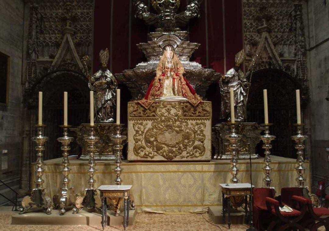 Imagen de la Virgen de los reyes presidiendo el Altar del Jubileo de la Catedral de Sevilla