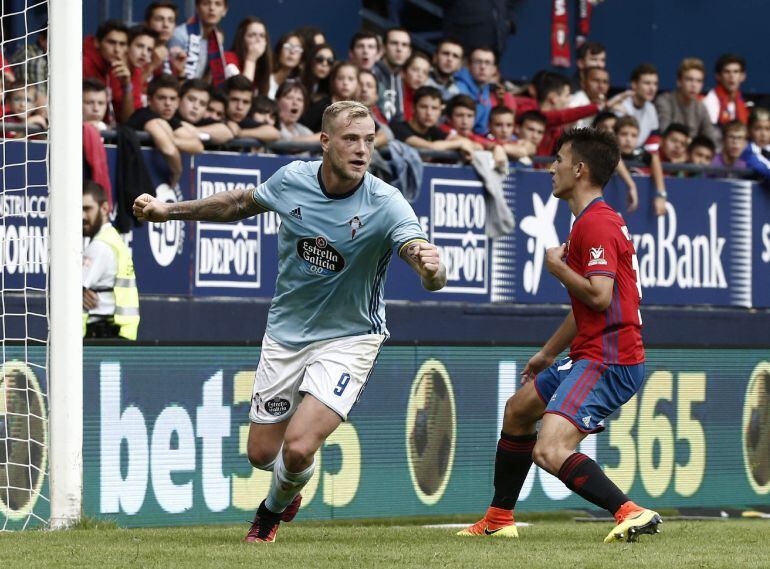 El delantero del Celta de Vigo Guidetti celebra un gol que posteriormente le anularon durante el partido que disputaron frente a Osasuna este mediodía en el estadio de El Sadar correspondiente a la cuarta jornada de la Liga Santander de Primera División.