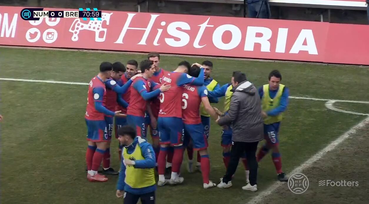 Los jugadores de Numancia celebran el gol de Cervero.