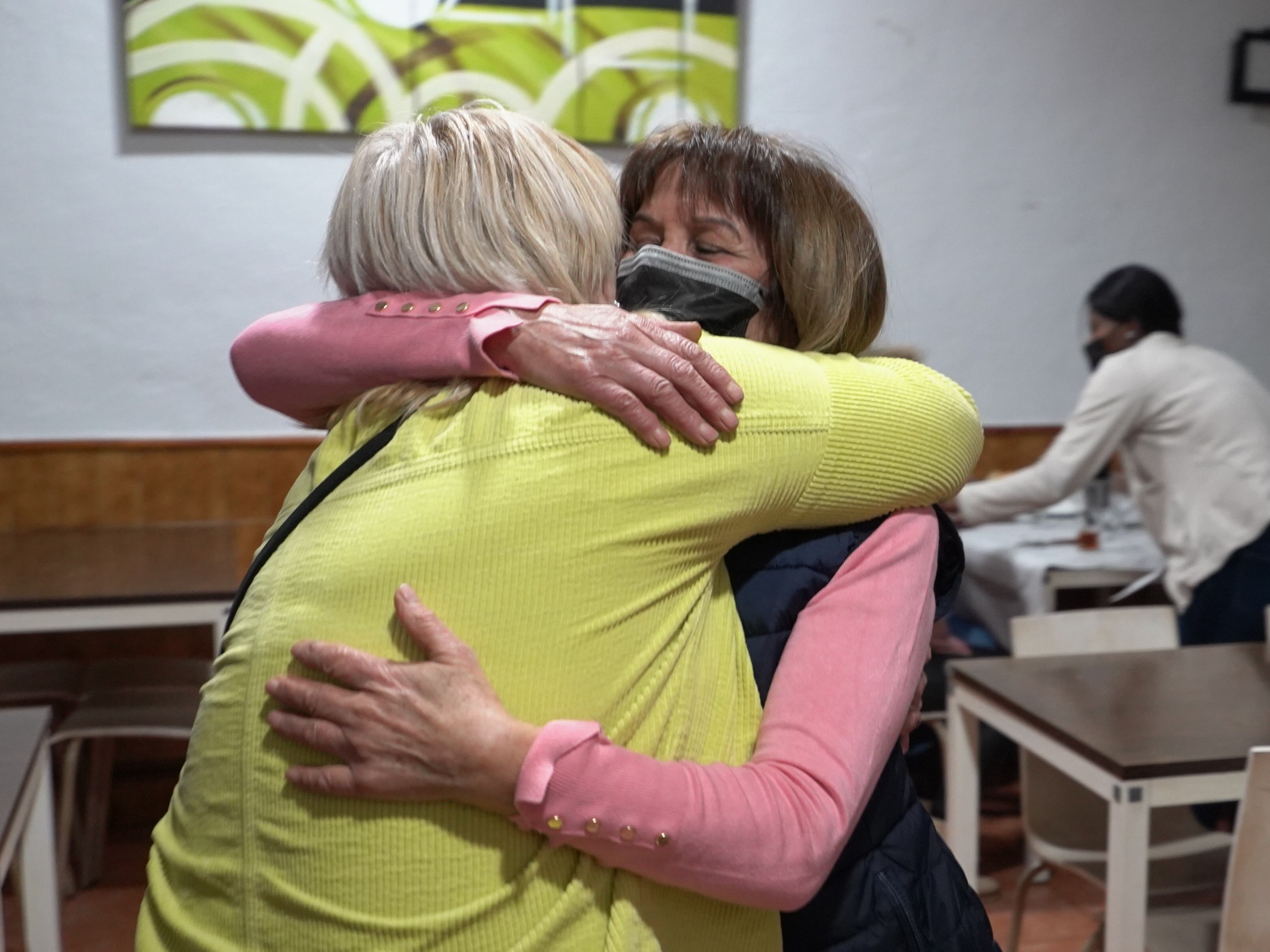Yoli, a la derecha, celebra haber repartido el Gordo del Niño en su bar