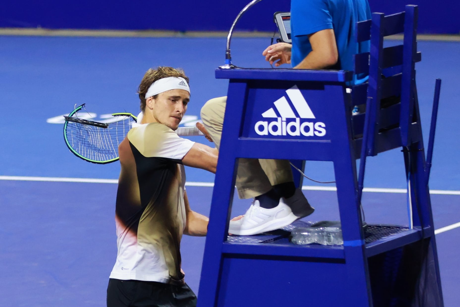 Alexander Zverev golpeando con su raqueta la silla del árbitro