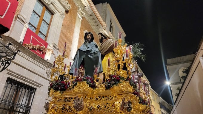 El Señor de la Hermandad de la Clemencia protegido de la lluvia con un capote