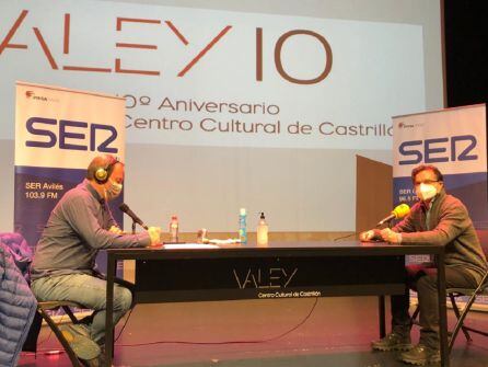 Nacho Poncela durante el programa junto a uno de los invitados.