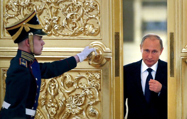 An honor guard opens the door as Russian President Vladimir Putin 