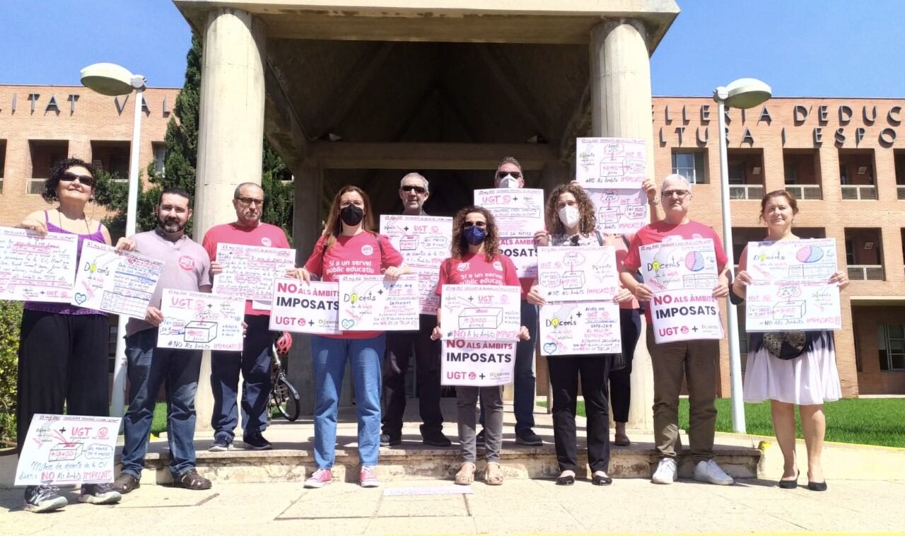 UGT y la plataforma &#039;No als Àmbits Imposats&#039; entrega firmas en Educación contra la agrupación de materias. Fuente: gabinete UGT