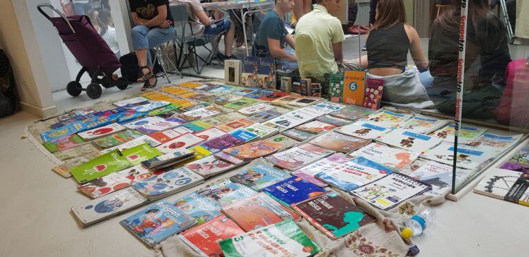 El Mercadillo Gelete acogió a cientos de personas que querían intercambiar o vender sus libros de texto usados