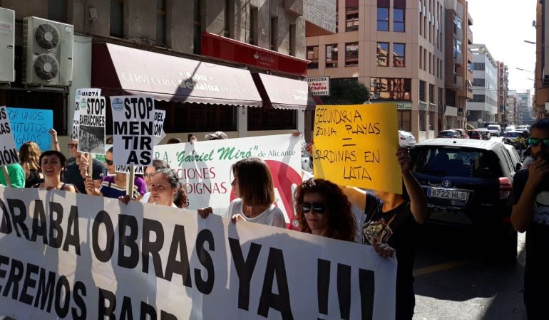 Concentración de ampas contra la saturación de alumnos en la zona de playas.