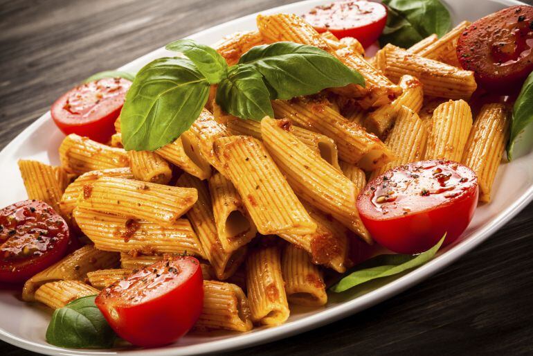 Un plato de pasta con tomate y chorizo