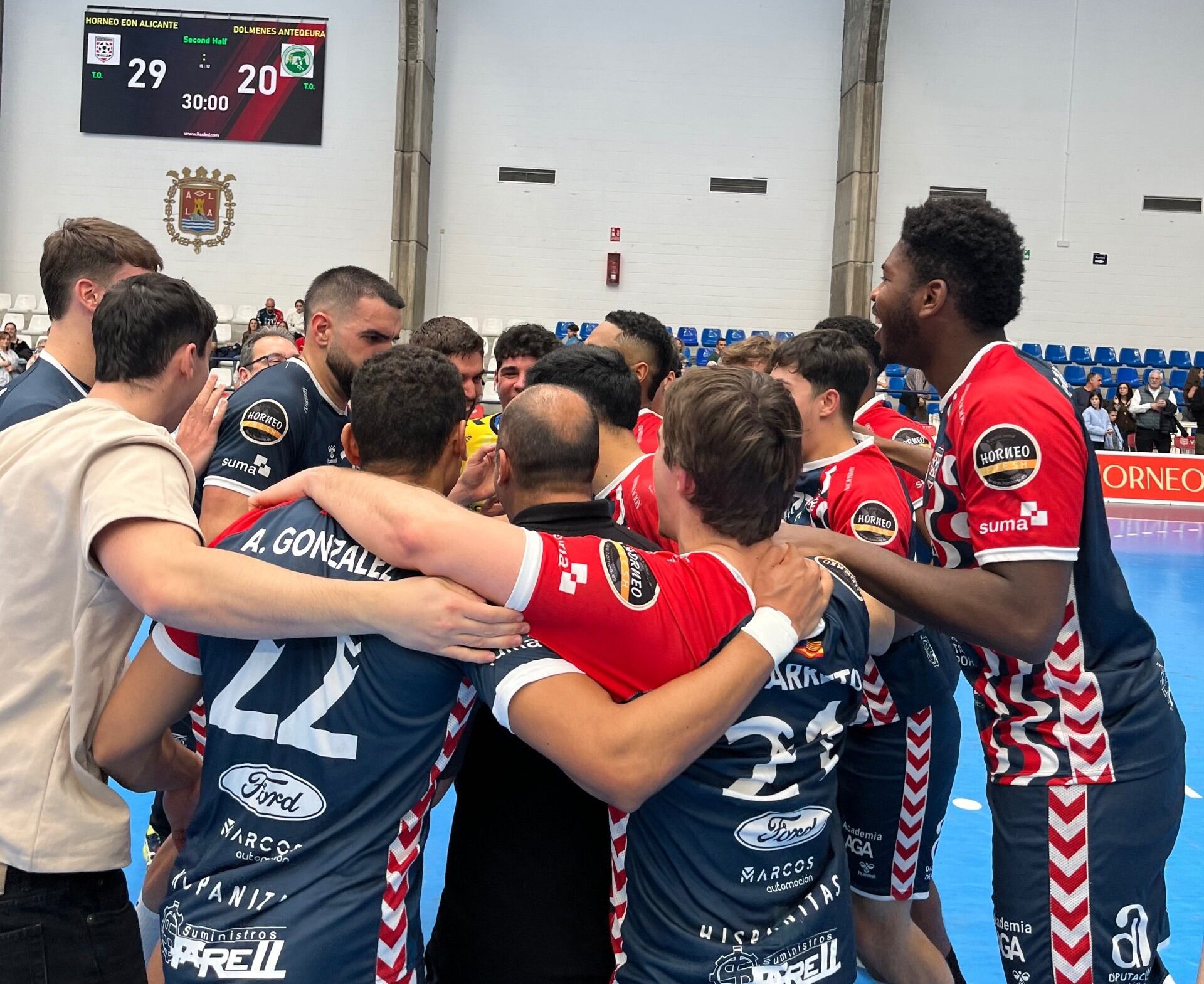 Los jugadores del Horneo celebran la victoria ante Antequera