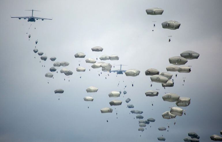 Militares de la brigada &quot;Almogávares VI&quot; de Paracaidistas y un batallón de la 173 Brigada Paracaidista de la Armada de Estados Unidos destacada en Vicenza, Italia, realizan un salto desde aviones C-17 Globemaster III del ejército estadounidense durante el