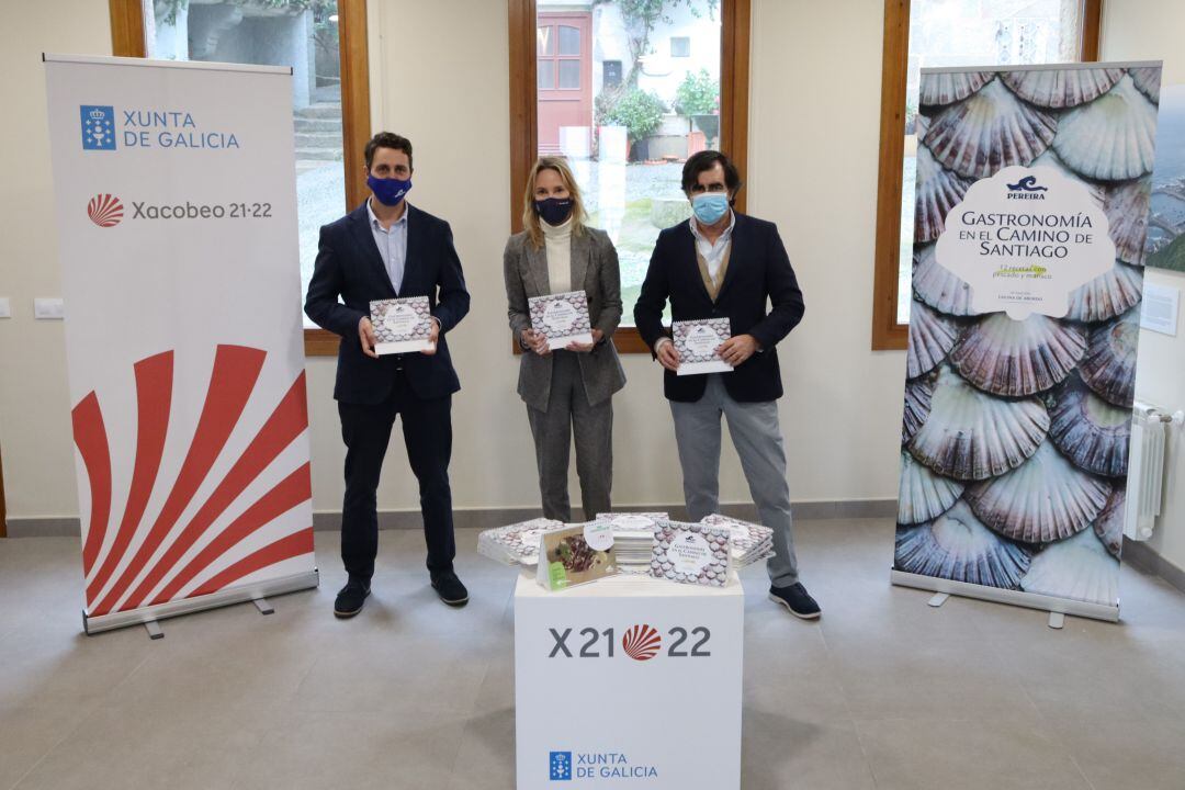 La delegada de la Xunta recibiendo los recetarios