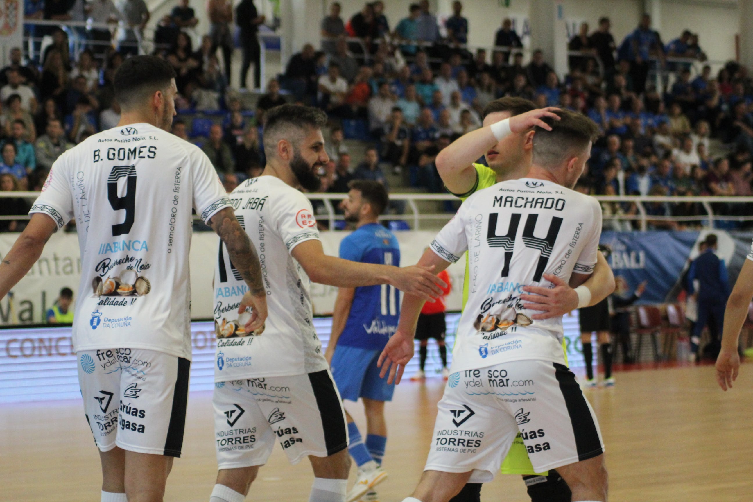 Los jugadores del Noia celebran el gol marcado por Machado