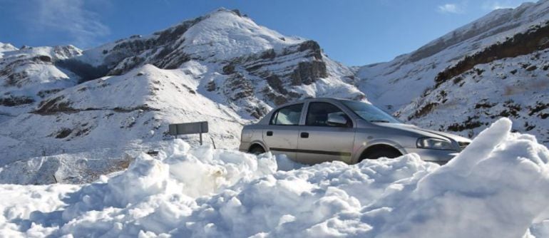 El coche quedó atrapado en una carretera por la intensa nieve