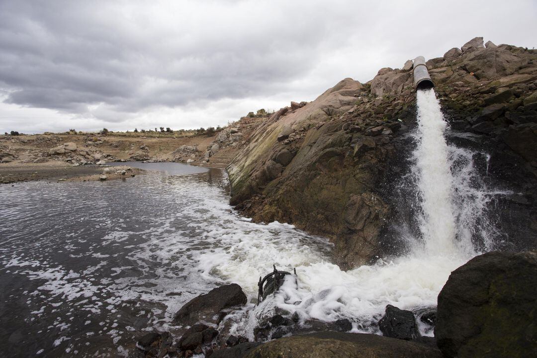 Salida de agua desde la Estación Depuradora de Aguas Residuales de Ávila