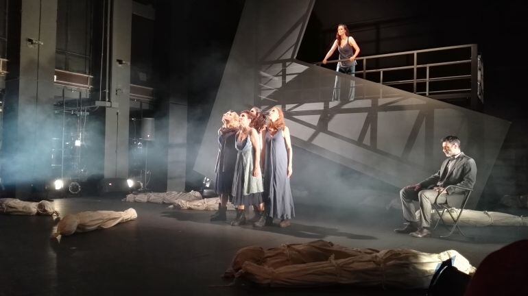 Troyanas triunfa en el teatro Juan Bravo