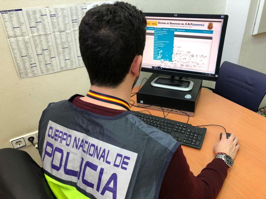 Agente de la Policía Nacional persiguiendo a ciberdelincuentes 
 