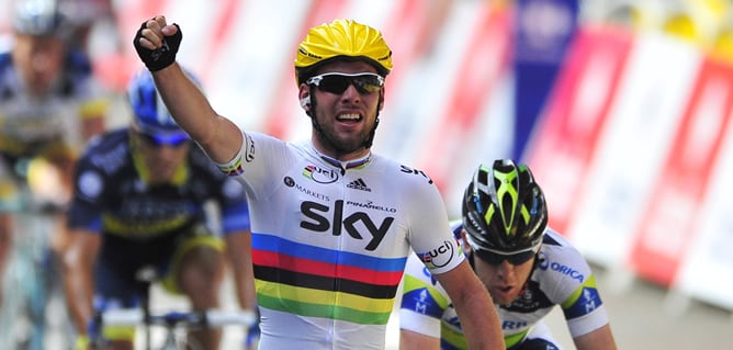 El ciclista británico Mark Cavendish, del equipo Sky, se proclama vencedor de la segunda etapa del Tour de Francia, entre las localidades de Vise y Tournai, Bélgica, disputada el lunes 2 de julio de 2012.