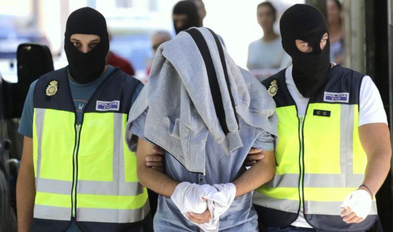 Agentes de la Policía Nacional conducen al detenido capturado en la localidad madrileña de San Martín de la Vega