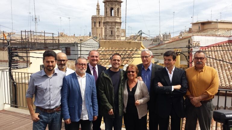 Vicente Gallart (tercero por la izquierda), nuevo director gerente de la Sociedad Cabanyal 2010, en la foto por el pacto que varios partidos firmaron en favor del barrio