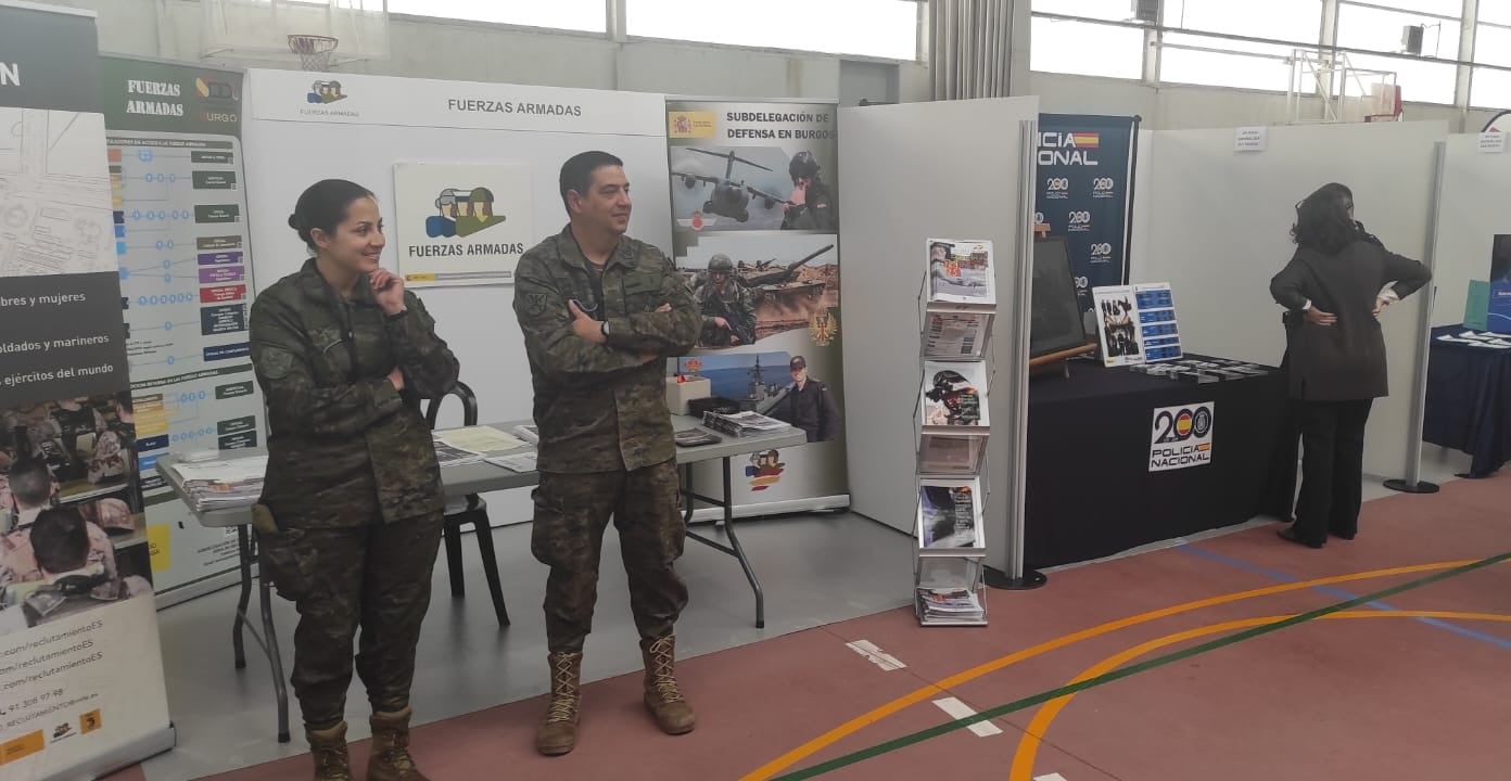 Las Fuerzas Armadas y la Policía Nacional cuenta con su puesto expositor en la VI Muestra de Formación Profesional que acoge el IES Diego Marín Aguilera. / Foto: Radio Castilla