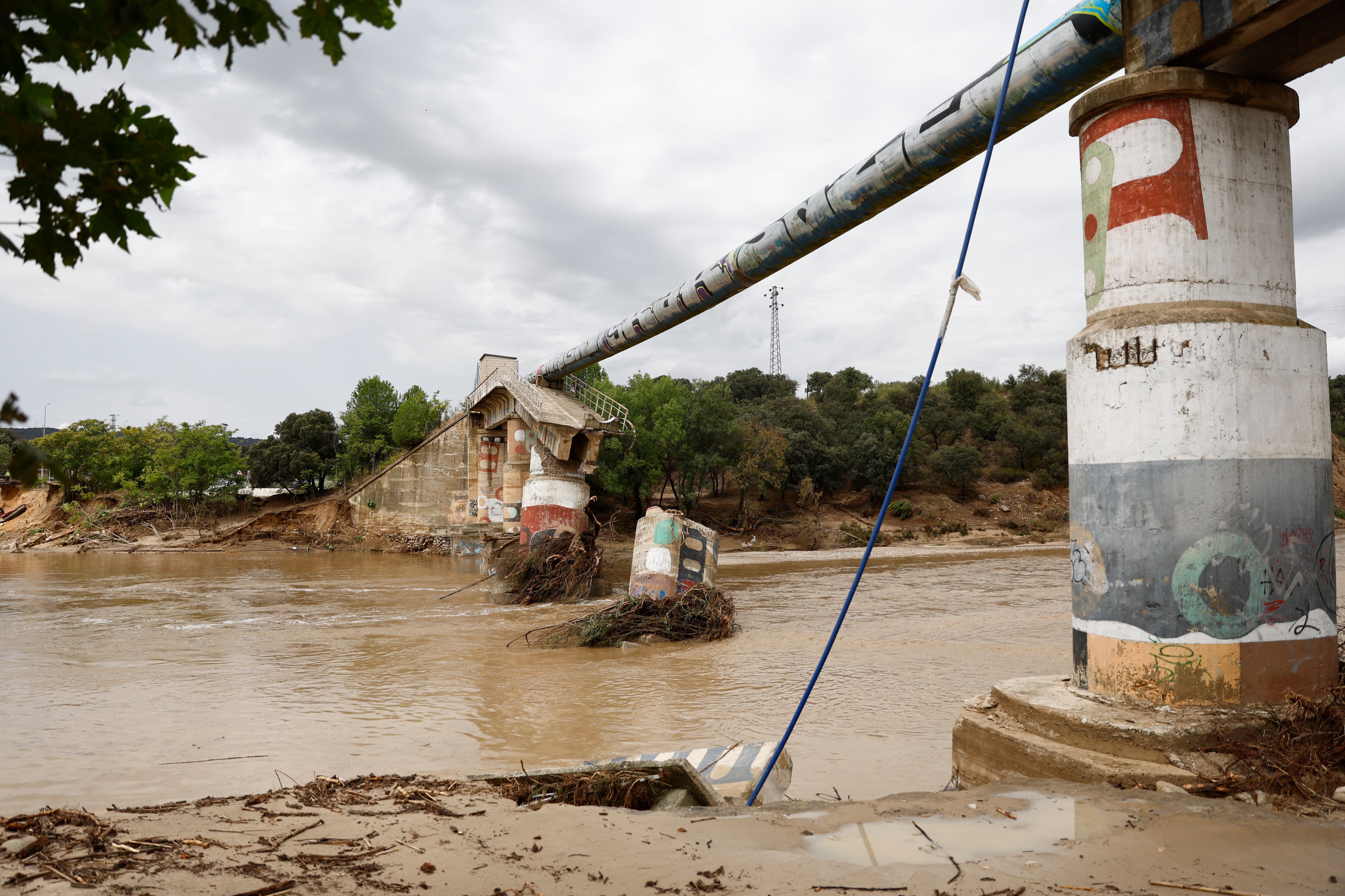 Los servicios de emergencia continúan con la búsqueda de un desaparecido en los alrededores de Aldea del Fresno en Madrid, este lunes. Uno de los desaparecidos tras caer un coche la madrugada de este lunes al río Alberche a su paso por la localidad madrileña de Aldea de Fresno, un menor de 10 años, ha sido localizado con vida encaramado a un árbol, con hipotermia y golpes, informa Emergencias 112 Comunidad de Madrid.