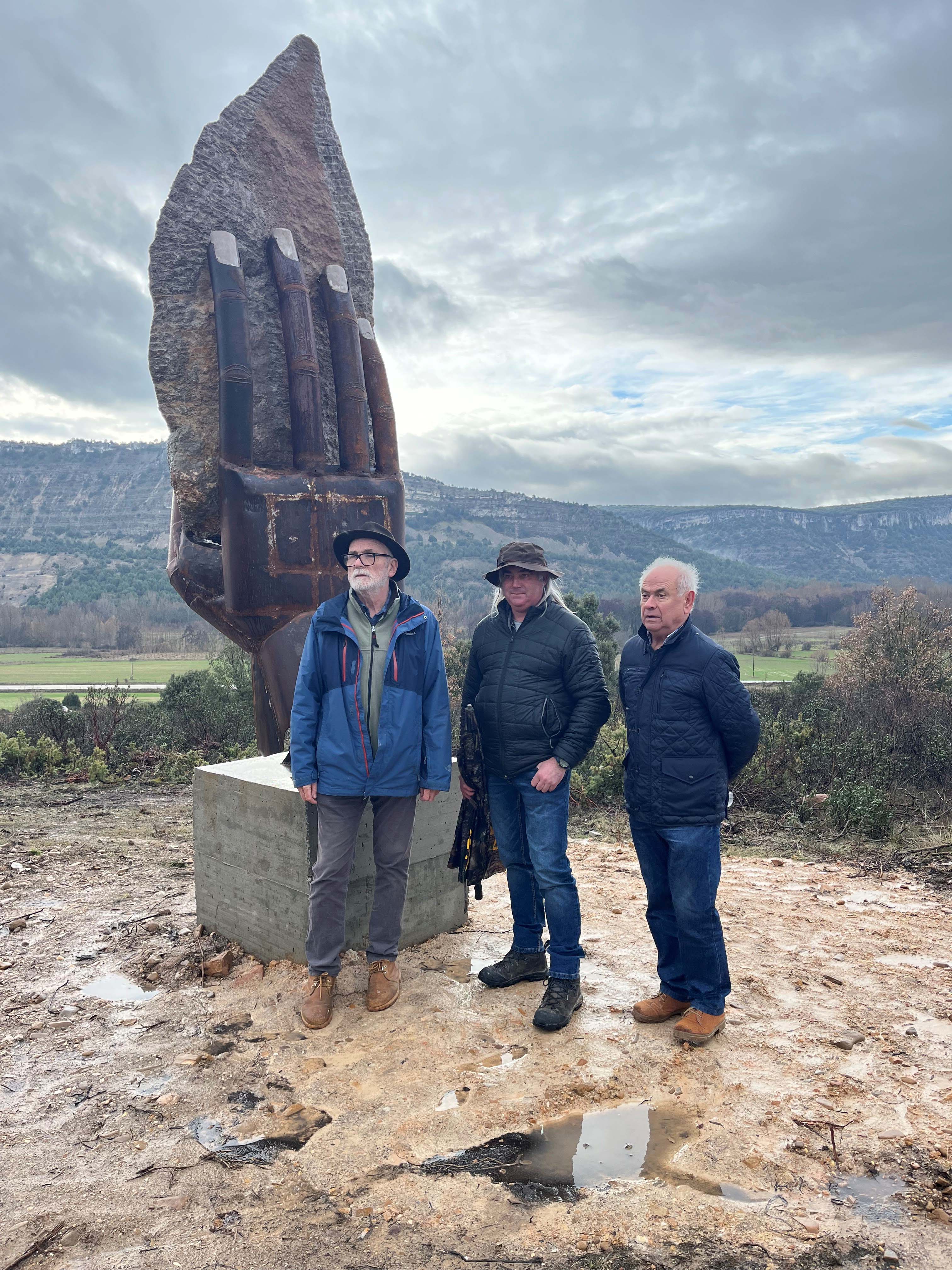 De izda a dcha: Eudald Carbonell, José Luis Blanco García, autor de la escultura y el  alcalde de Hortigüela, Juan Martín Marcos