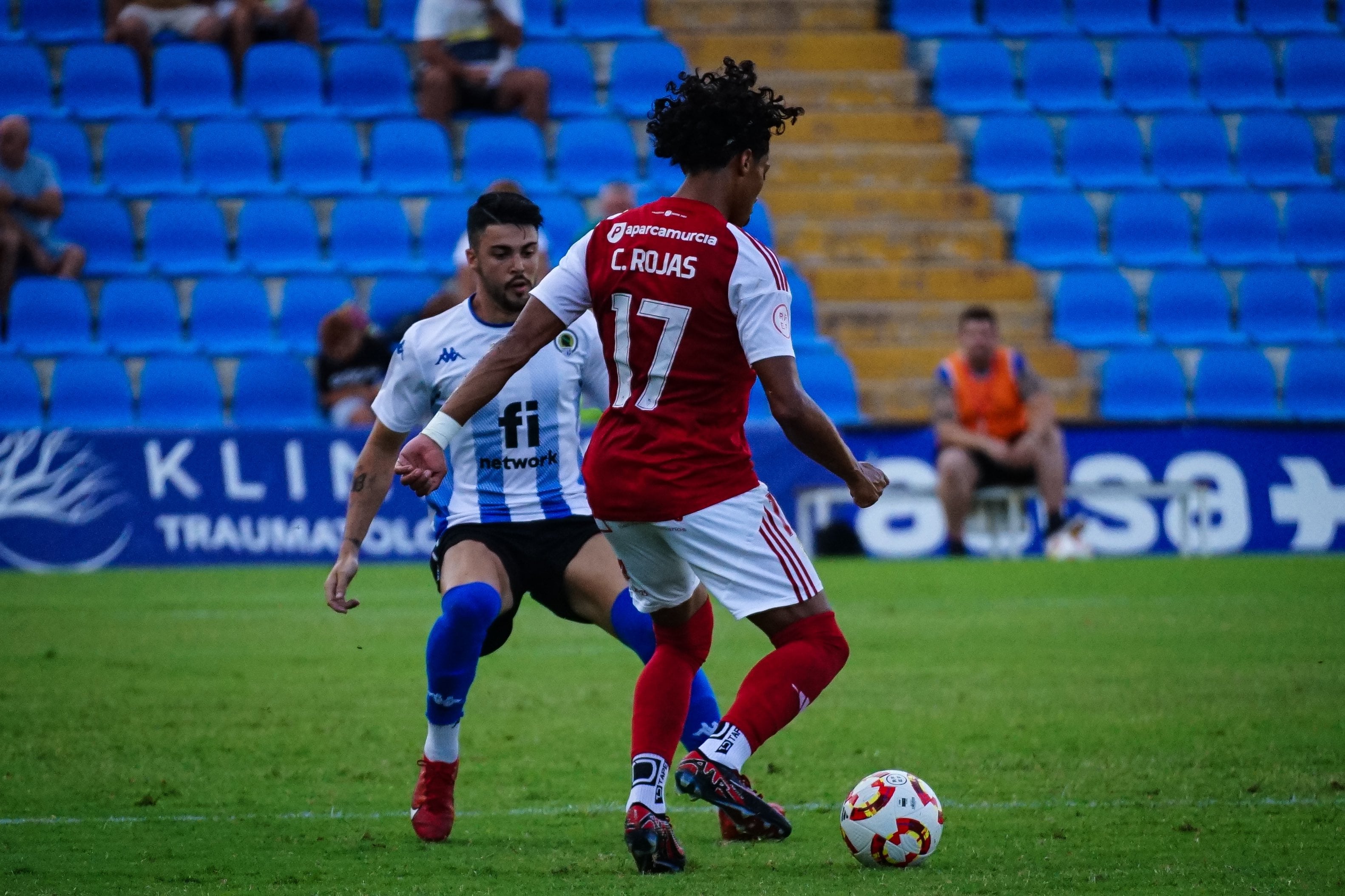 Rojas controla la pelota con el Real Murcia en el Rico Pérez.