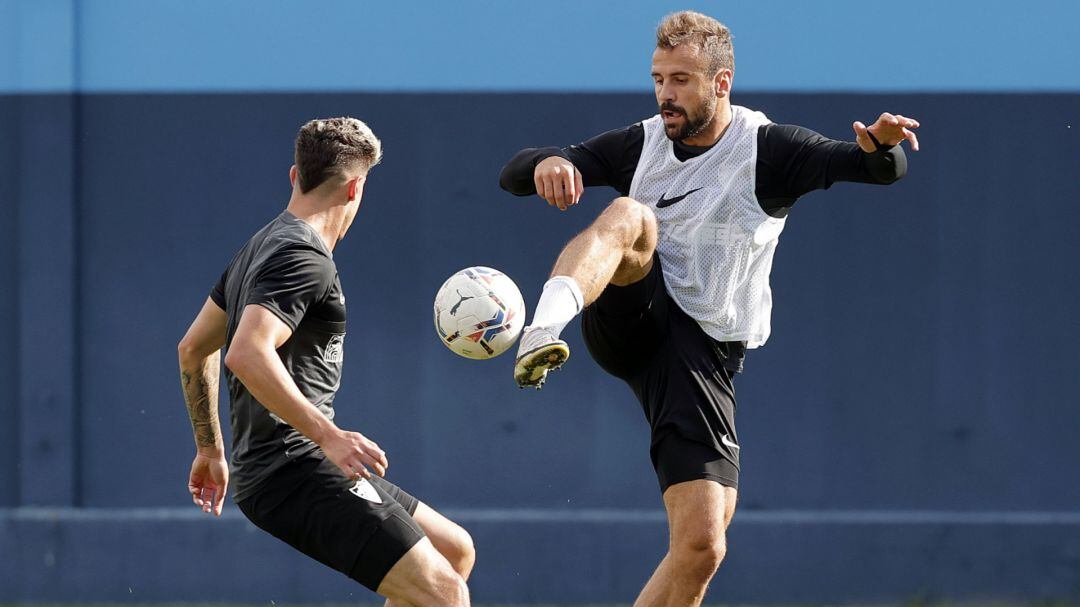 Orlando Sa controla el balón en un entrenamiento