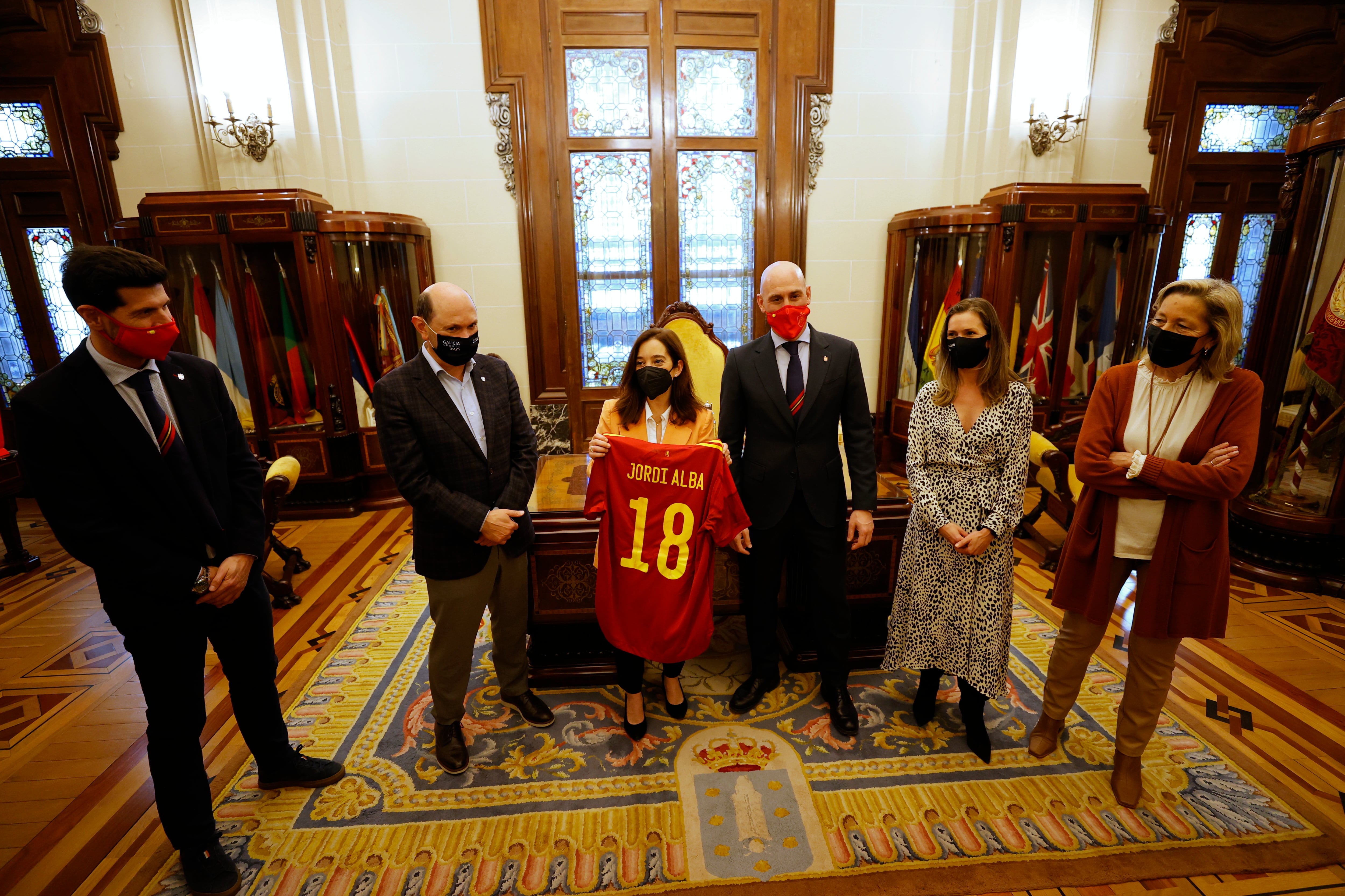 A CORUÑA, 28/03/22.- La alcaldesa de A Coruña, Inés Rey recibe de manos del presidente de la Federación Española de Fútbol, Luis Rubiales, la camiseta del capitán de la selección española, Jordi Alba, en un encuentro mantenido este lunes en el Palacio Municipal de María Pita, en la víspera del encuentro de la &#039;Roja&#039; con Islandia en el Estadio de Riazor, al que ha asistido el presidente de la Federación Galega de Fútbol, Rafael Louzán (2i), entre otros. EFE/Cabalar
