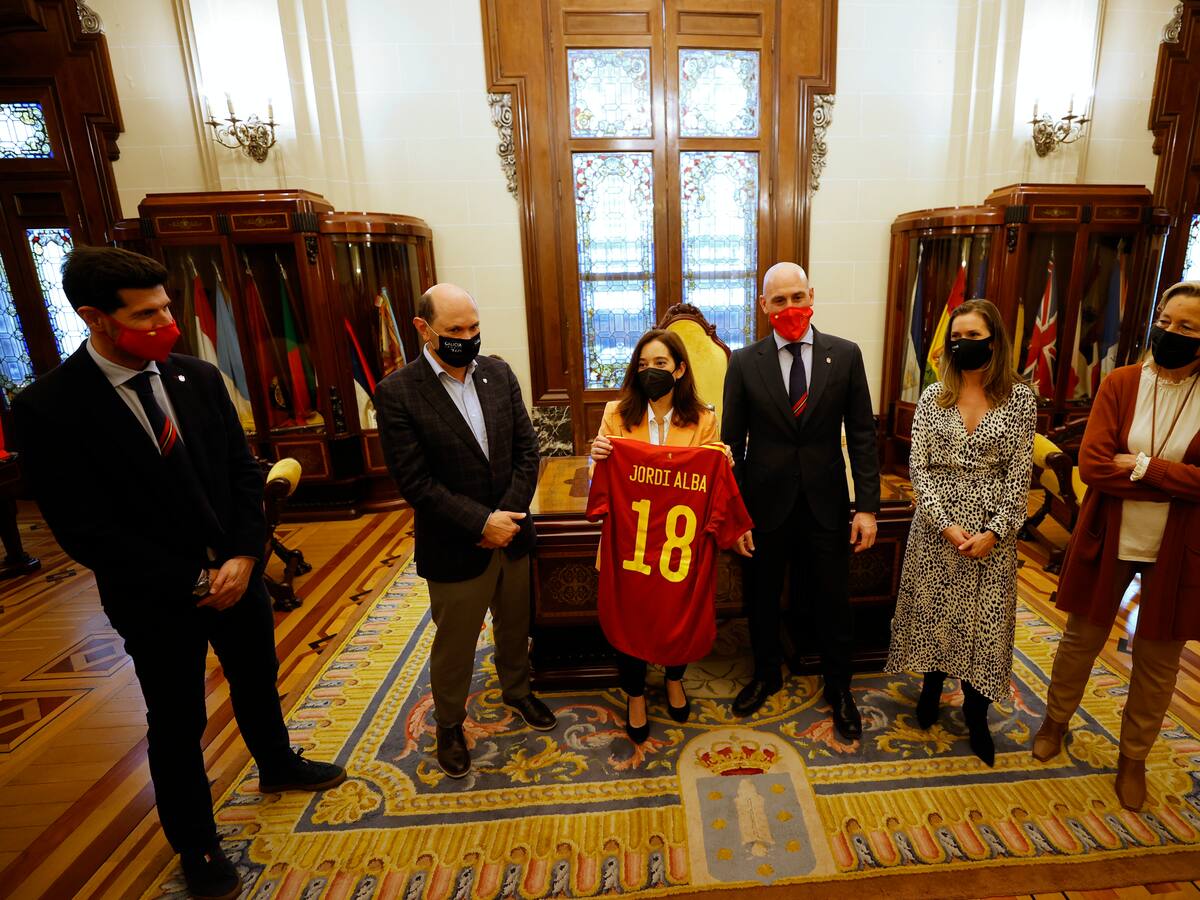 Inés Rey defiende el pago de 400.000 euros por el partido de la selección porque responde a su modelo de ciudad