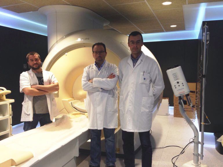 (D'esquerra a dreta): Els radiòlegs Gerard Blasco, Salvador Pedraza i Josep Puig
