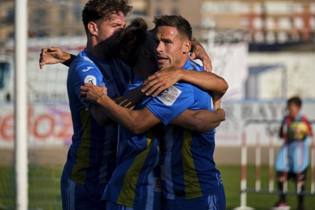 Borja Plaza (i) abraza a Beli, autor del gol, junto a Diego Abad (d)