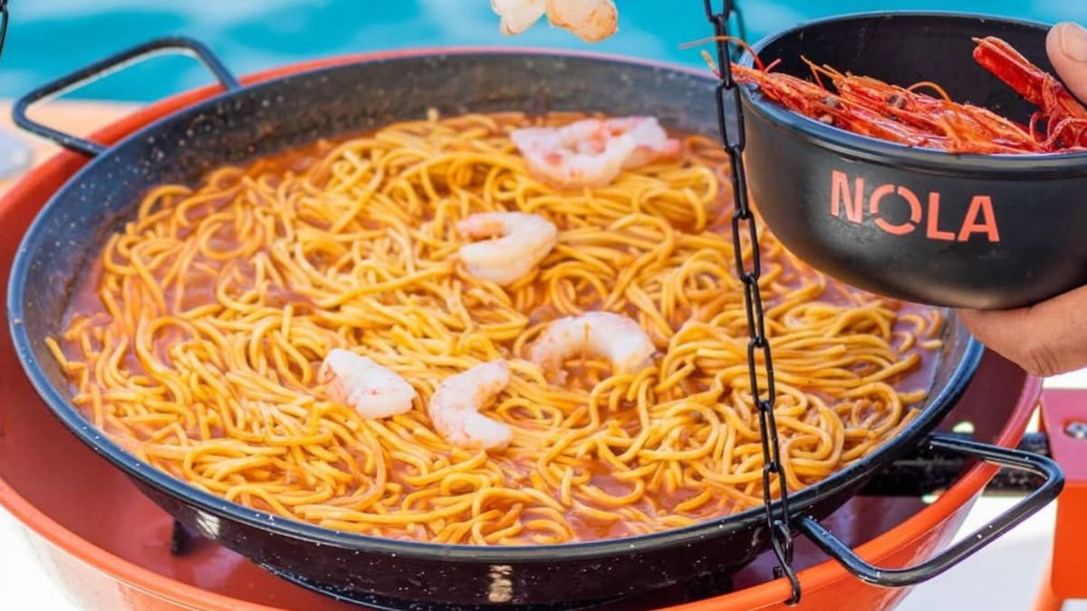 Arroz entre olas: el reto de cocinar en la cubierta con un columpio suspendido