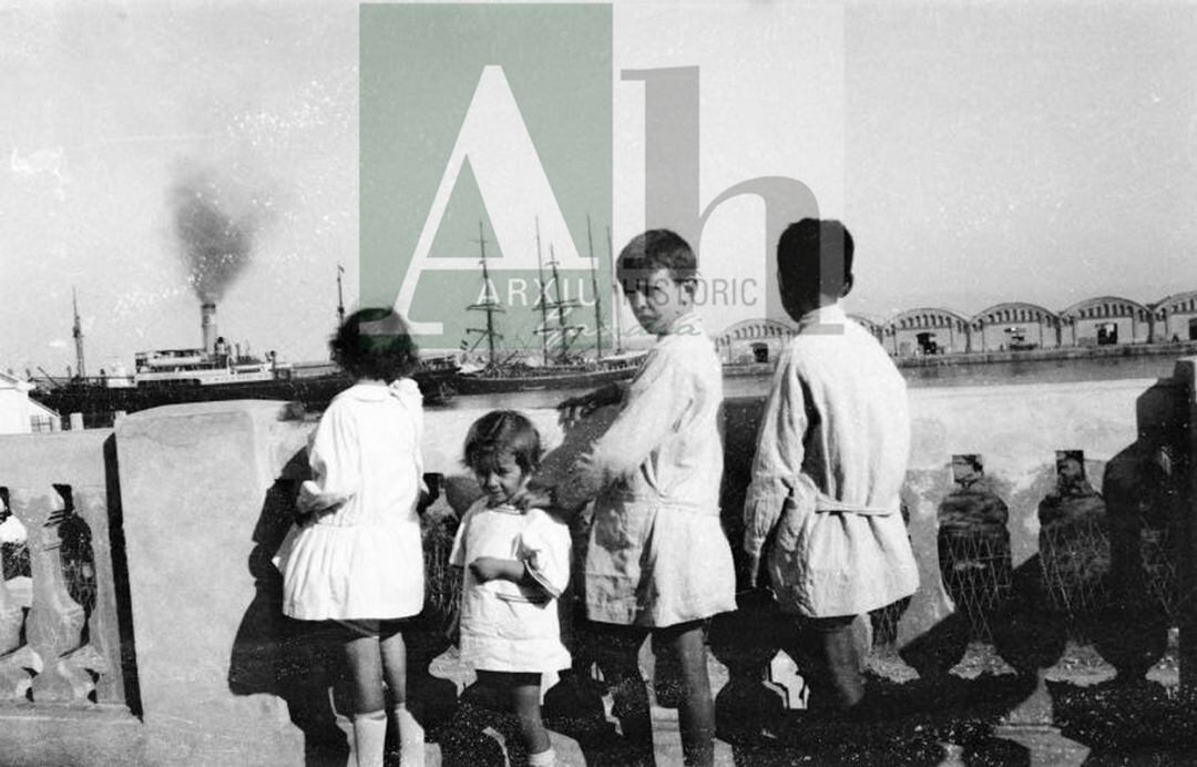 Imagen de una familia de Alcoi en la playa de Gandia. 