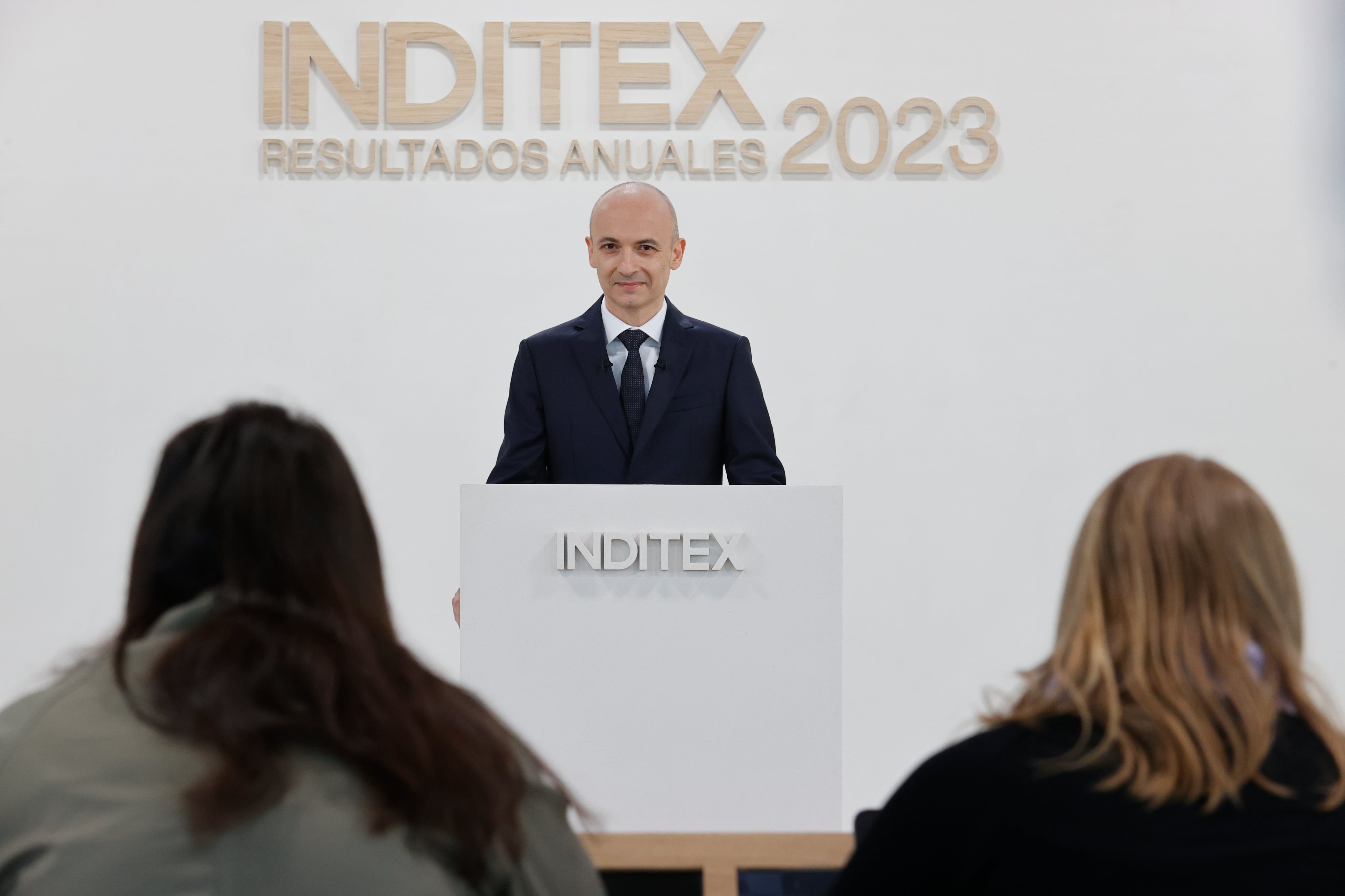 ARTEIXO (A CORUÑA), 13/03/2024.-Inditex prevé una inversión global de 2.700 millones de euros en 2024 destinados a optimizar su espacio comercial, a la mejora de sus plataformas en línea y a la expansión de la capacidad logística, ha comunicado la compañía. Según ha indicado el consejero delegado Oscar García Maceiras en conferencia de analistas (en la imagen), la inversión se divide en alrededor de 1.800 millones para las tiendas y su integración tecnológica, así como para las plataformas de comercio electrónico, y otros 900 millones destinados a la expansión logística en 2024. EFE/ Kiko Delgado
