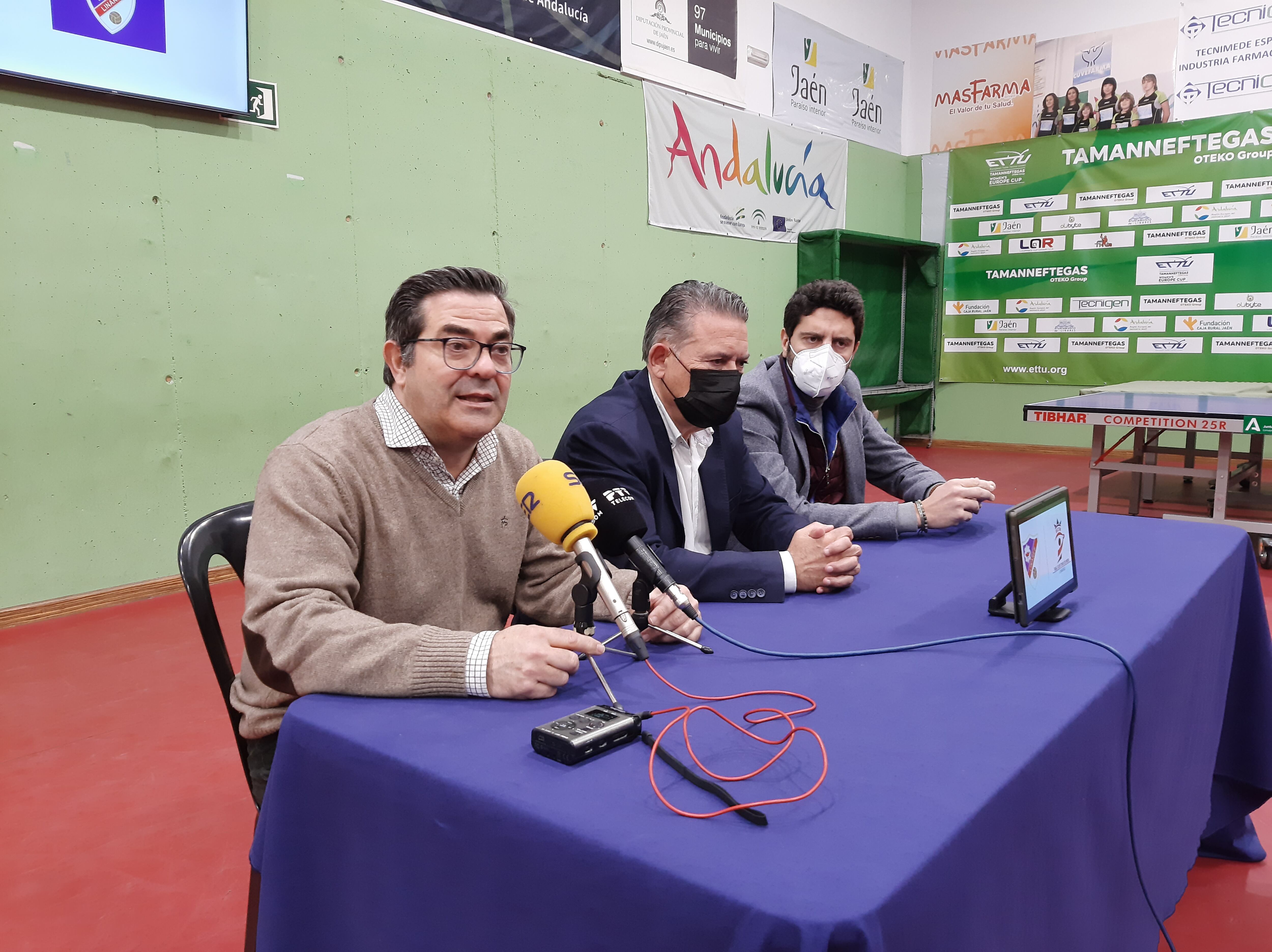 Presentación del acuerdo alcanzado entre las dos entidades deportivas, con el beneplácito del Ayuntamiento de Linares.