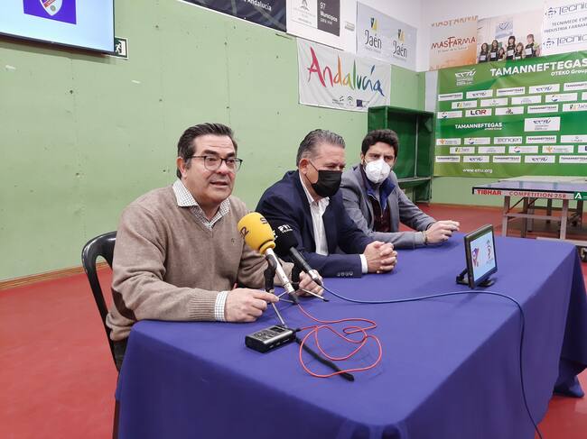 Presentación del acuerdo alcanzado entre las dos entidades deportivas, con el beneplácito del Ayuntamiento de Linares.