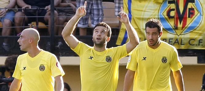 El delantero italiano, Giuseppe Rossi, celebra su gol, el primero del Villarreal