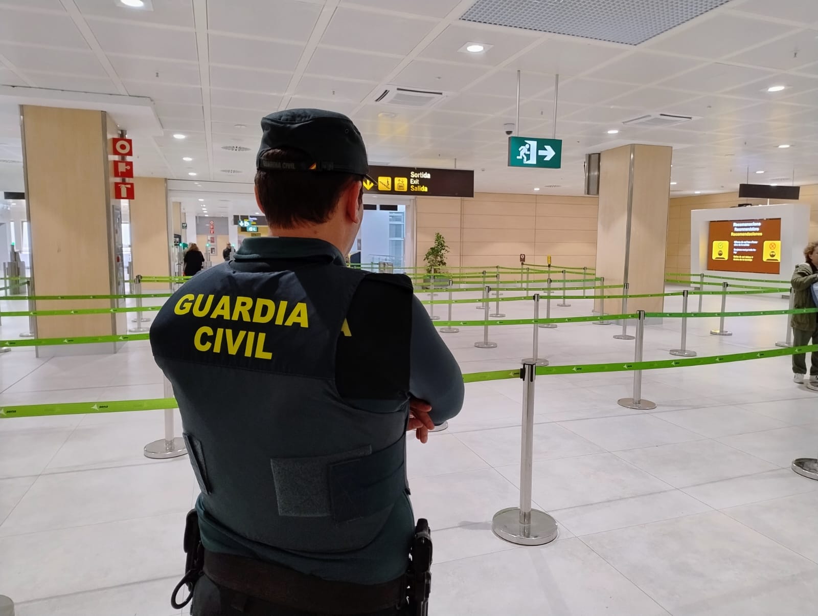 Un agente en el aeropuerto de Ibiza